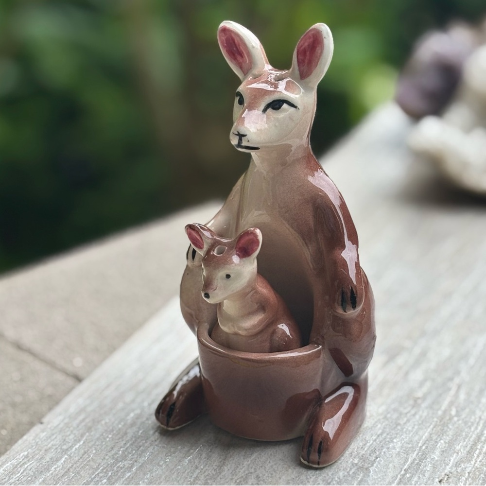 Kangaroo salt and pepper shakers, Mom and baby, Momma and Joey, vintage kitsch